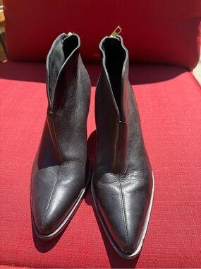 Vince.  Women's Black Pointed-Toe Leather Ankle Boots